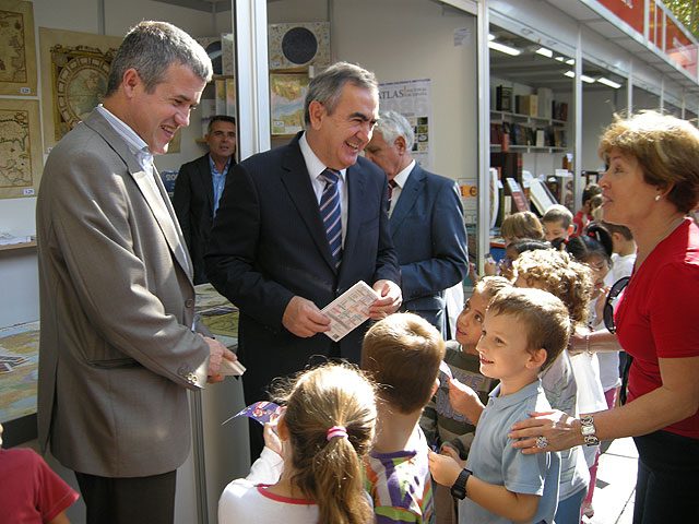 Una caseta del Instituto Geográfico Nacional y la Casa del Mapa representan a la Delegación del Gobierno en la XXIV Feria del Libro de Murcia - 1, Foto 1