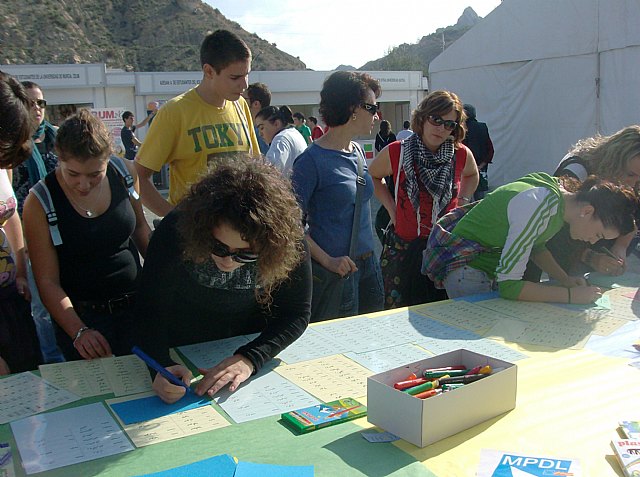 La Asociación MIFITO y el Club de Ciencias Taller de Galileo visitaron la X Feria Regional de Participación Juvenil ZONA JOVEN 2009, Foto 1