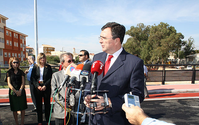 La apertura al tráfico del nuevo puente sobre la rambla de Fuente Álamo mejora los accesos en el entorno del futuro Aeropuerto Internacional - 1, Foto 1