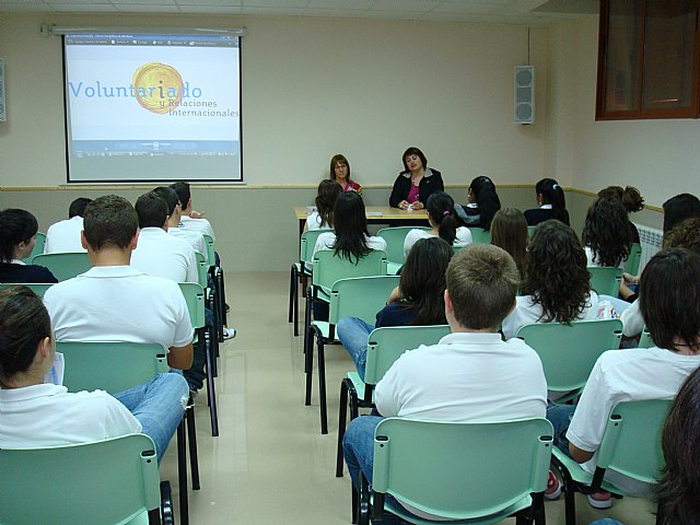 800 jóvenes estudiantes de enseñanza secundaria participan en los talleres de sensibilización sobre voluntariado, Foto 1