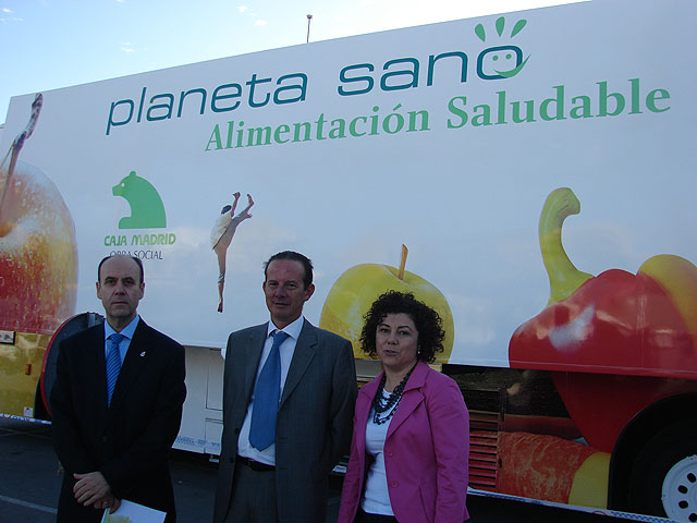 Los concejales de Educación y Sanidad del Ayuntamiento de Lorca visitan el autobús “Planeta sano. Alimentación saludable” de CajaMadrid - 1, Foto 1