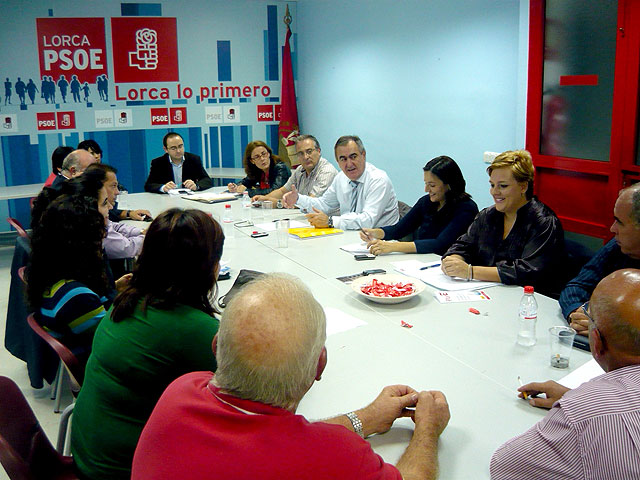 Reunión que el Delegado del Gobierno mantuvo con miembros del Grupo Municipal Socialista y de la Ejecutiva Local en la Casa del Pueblo, Foto 1