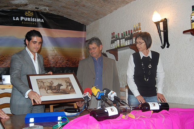 Entrega del I Trofeo Trapio de Bodegas La Purísima al torero Emilio Laserna - 1, Foto 1