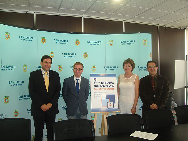 En la fotografía aparece Miguel Ángel Martín, presidente de ACOCEX, el concejal de Desarrollo Local, José Luis Espinosa, la alcaldesa de San Javier, Pepa García y Juan de Dios González, responsable de la AGencia de Desarrollo Local de San Javier, Foto 1
