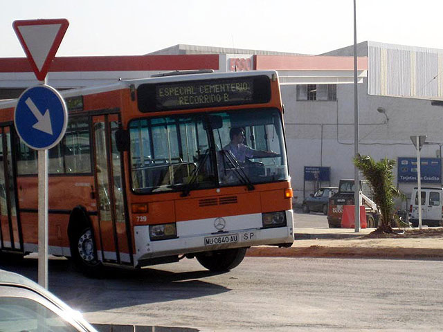 El Ayuntamiento pone en marcha desde hoy viernes un servicio gratuito de autobuses para facilitar el acceso al cementerio - 1, Foto 1