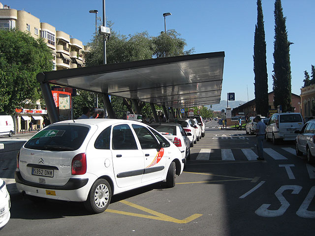 La parada de taxis de la estación de El Carmen está completamente remodelada - 2, Foto 2