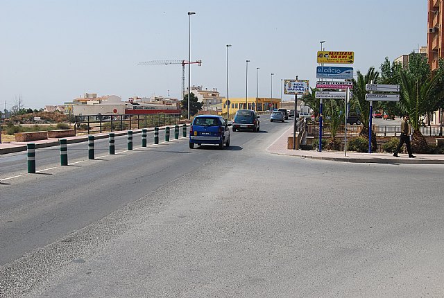 Con motivo del desarrollo de las obras de reordenación del tráfico en la N-340 los pasos habituales de peatones han tenido que ser cortados - 1, Foto 1