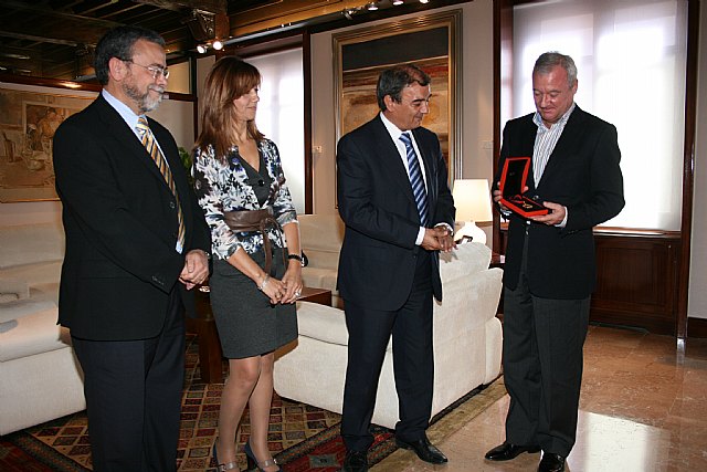 Valcárcel recibe réplica de Medalla de la Región de UCOMUR - 1, Foto 1
