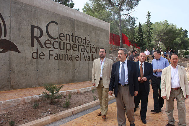 La imagen muestra al consejero de Agricultura, Antonio Cerdá, acompañado por su equipo directivo durante la inauguración de las obras de ampliación del Centro de Recuperación de Fauna Silvestre, Foto 1