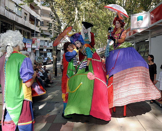 Una actividad de teatro en la calle clausuró hoy la XXIV Feria Regional del Libro, Foto 1