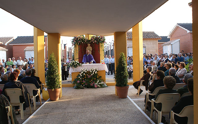 Más de un millar de ciudadanos se han dado cita en la misa coincidiendo con el Día de Todos Los Santos - 1, Foto 1