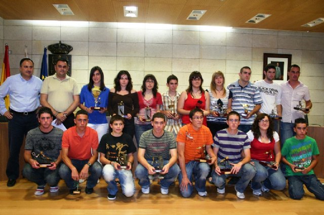 El ayuntamiento de Totana, a través de la concejalía de Deportes, convoca las becas para los deportistas destacados del municipio, Foto 1