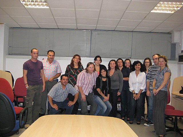 La concejal de Empleo y Formación inaugura el curso de adaptación al nuevo plan general contable y el curso de ofimática básica en la PYME, Foto 1