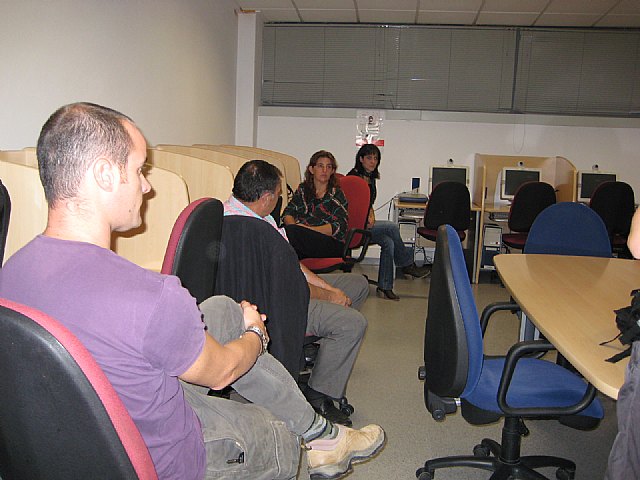 La concejal de Empleo y Formación inaugura el curso de adaptación al nuevo plan general contable y el curso de ofimática básica en la PYME, Foto 3