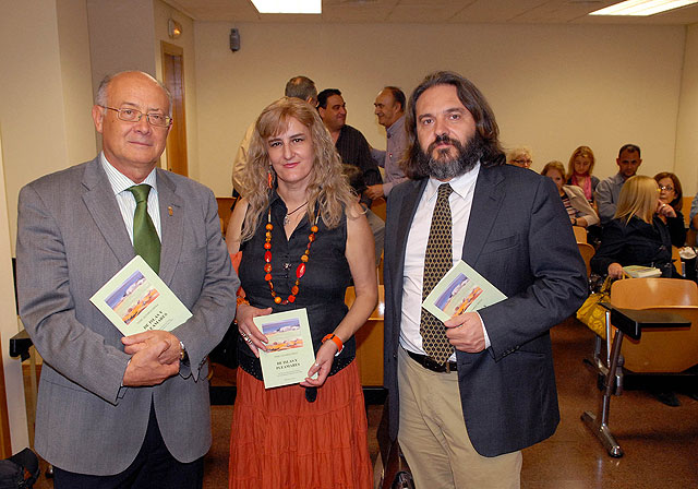 El alcalde de Cieza(i), la autora y el vicerrector de Extensión Universitaria, Foto 1