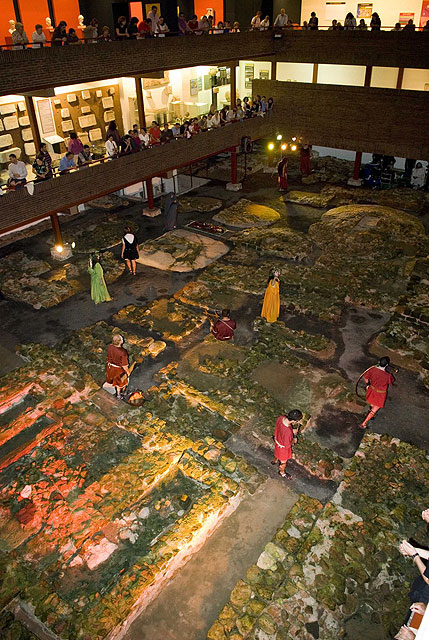 El Museo Arqueológico revive los cortejos fúnebres romanos ante 400 personas
