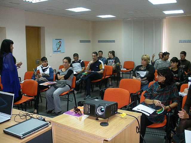 Usuarios de los centros locales de empleo y el Centro Joven asisten a charlas sobre economía social - 1, Foto 1
