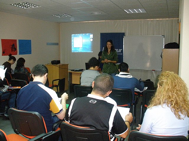 Usuarios de los centros locales de empleo y el Centro Joven asisten a charlas sobre economía social - 2, Foto 2