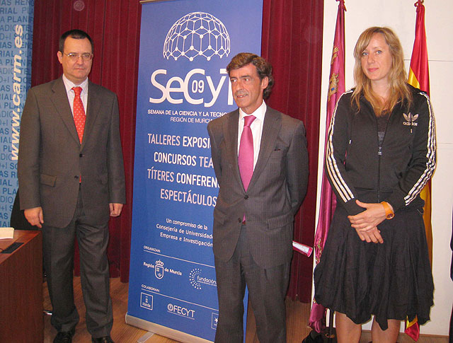 El secretario general de la Consejería de Universidades, Empresa e Investigación, Antonio Sánchez-Solís, presenta los talleres 'Artefactos posibles e imposibles'  de la IX Semana de la Ciencia y Tecnología junto al director gerente de la Fundación Séneca, Antonio, González, y la artista Katarzyna Rogowicz, Foto 1