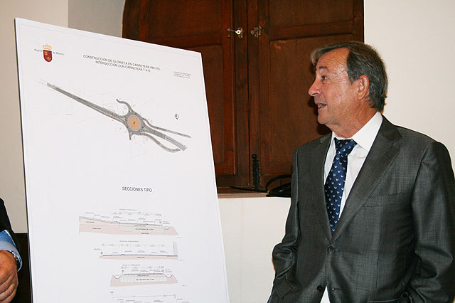 El director general de Carreteras, José Guijarro, presenta el proyecto de construcción de una glorieta  en la intersección de la carretera que une La Puebla de Mula con El Niño de Mula (RM-516) y con la travesía T-415, concretamente en la zona denominada La Palma y Trascastillo Alto en la travesía de la Mula, T-415, Foto 1