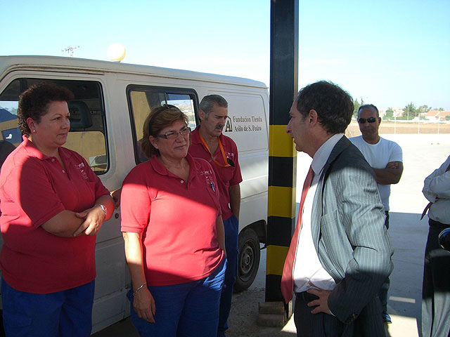 El director general del Servicio Regional de Empleo y Formación (SEF), Ginés Martínez, clausuró el taller de empleo 'Torre Nazaret' de la Fundación Tienda Asilo, en Cartagena. En las imágenes Ginés Martínez junto con algunos de los alumnos participantes en el Taller de Empleo, Foto 2
