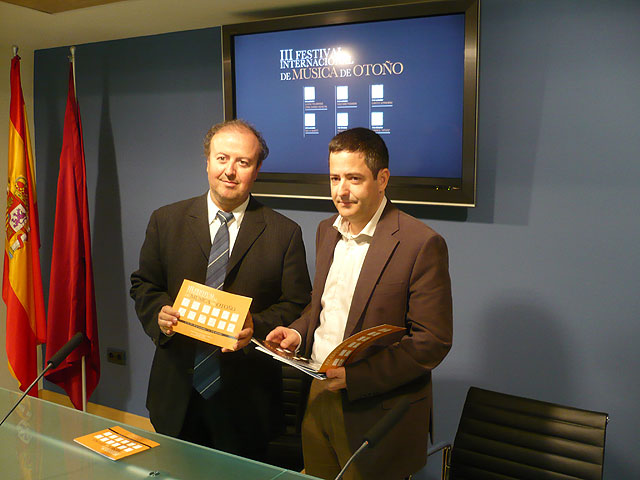 El director general de Bellas Artes y Bienes Culturales, Enrique Ujaldón (derecha) , junto al coordinador del ciclo, Joaquín Palomares (izquierda), durante la presentación de la programación del festival, Foto 1