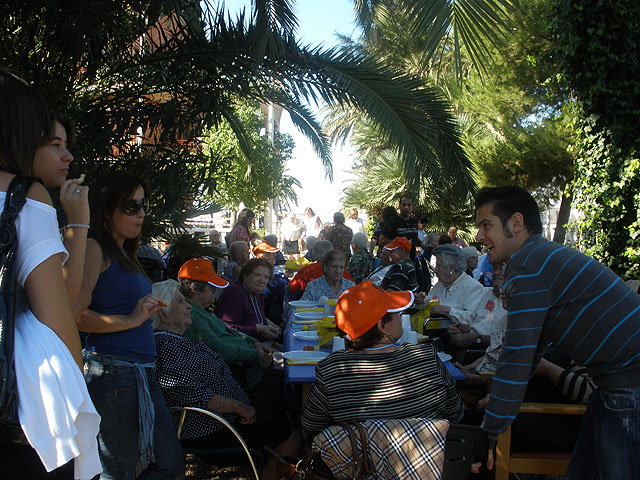 La residencia para personas mayores “La Purísima” y el Servicio de Estancias Diurnas para Alzheimer asisten a un homenaje al voluntario, Foto 2