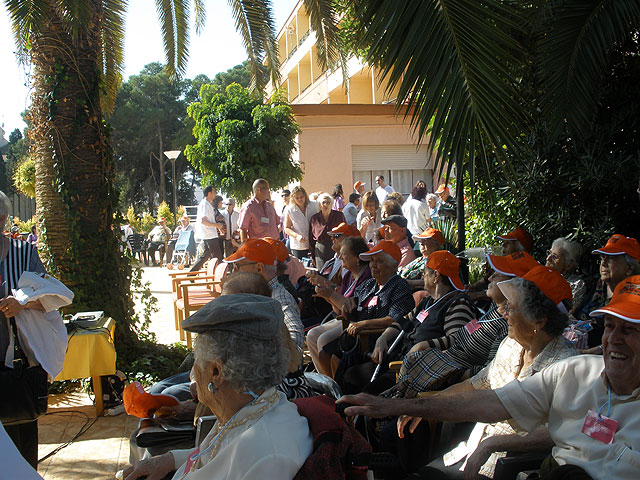 La residencia para personas mayores “La Purísima” y el Servicio de Estancias Diurnas para Alzheimer asisten a un homenaje al voluntario, Foto 3