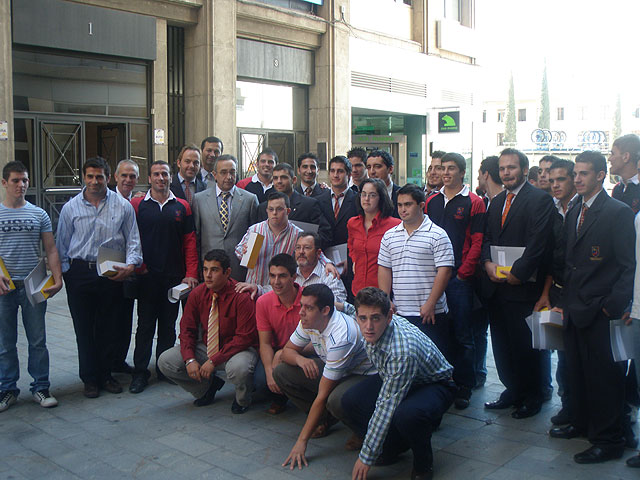  Las autoridades junto con los deportistas premiados por la Comunidad Autónoma y el Comité Olímpico Español, Foto 1