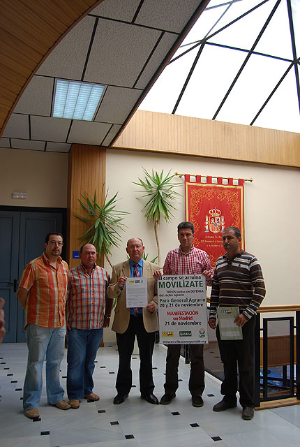 El Ayuntamiento y las organizaciones agrarias piden a la poblacin que secunde la manifestacin en la capital para la defensa del sector agrario, Foto 1
