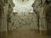 El artista mexicano Carlos Amorales transforma la sala Verónicas con una gran ‘Nube Negra’