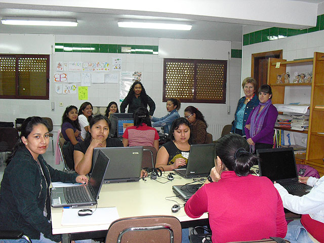 La Concejalía de Mujer amplía  los cursos de informática y recursos sociales a la Asociación de Mujeres Hispanoamericanas - 1, Foto 1
