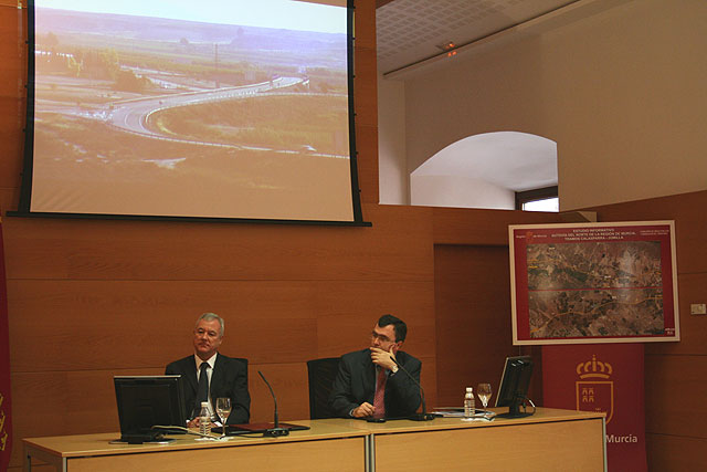 El presidente de la Comunidad Autónoma, Ramón Luis Valcárcel, junto al consejero de Obras Públicas y Ordenación del Territorio, José Ballesta, en la presentación del estudio informativo de la Autovía del Norte, Foto 1