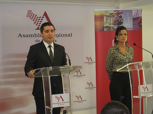 El consejero de Cultura y Turismo, Pedro Alberto Cruz, junto a la secretaria general de la Consejería, María Luisa López, Foto 1