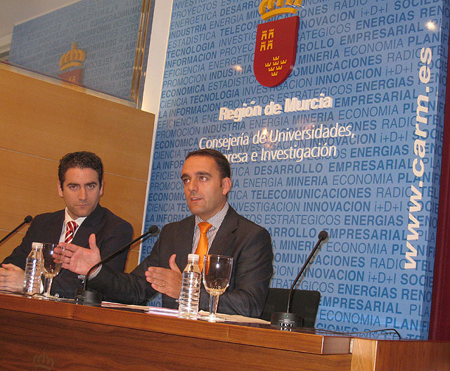 El director general de Industria, Energía y Minas, José Francisco Puche, presenta junto al gerente de la Agencia Regional de Gestión de la Energía de Murcia, Teodoro García, la expansión del sistema integral de préstamo de bicicletas, Foto 2