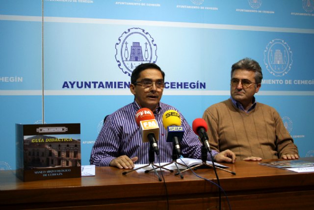 Del Toro (izquierda) y Peñalver presentan la Guía Didáctica, Foto 1