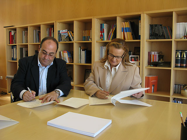 La directora general de Turismo, Marina García, fima un convenio de colaboración con el presidente de ASSIDO Murcia, José Egea, Foto 1