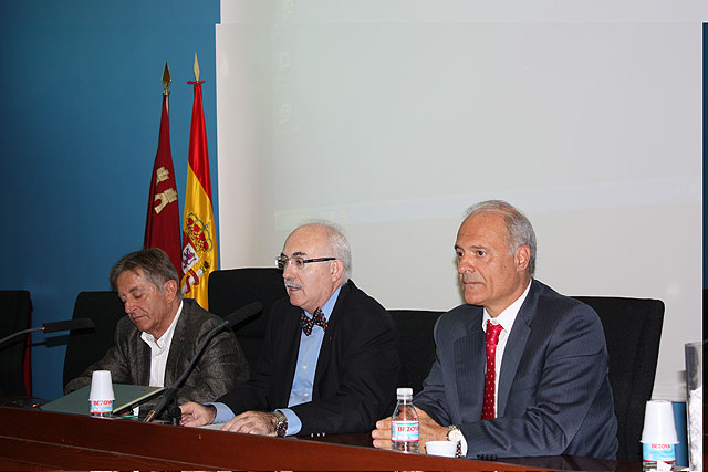 Apertura de la jornada 'Un mundo, una sanidad'. En la mesa (de izquierda a derecha) el director general de Salud Pública, Francisco García, el presidente del Colegio de Veterinarios, Fulgencio Fernández, y el catedrático de Sanidad Animal de la Universidad Complutense de Madrid, José Manuel Sánchez-Vizcaíno, Foto 1
