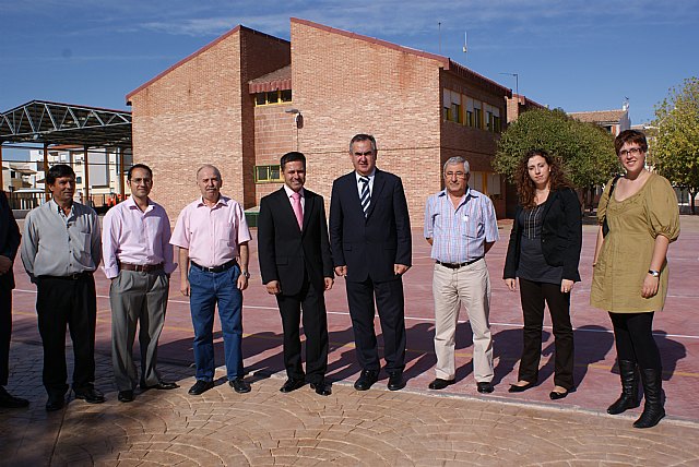 El Delegado del Gobierno visita las obras realizadas con cargo al Fondo Estatal de Inversión Local en el Colegio Diego Martínez - 1, Foto 1