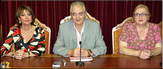 La directora general de Centros, a la izda, junto al alcalde y la concejal de Educación, Foto 1