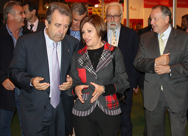 El consejero de Agricultura y Agua, Antonio Cerdá, con la ministra de Medio Ambiente y Medio Rural y Marino, Elena Espinosa, en el stand de la Región de Murcia en la feria hortofrutícola Fruit Attraction de Madrid, Foto 1
