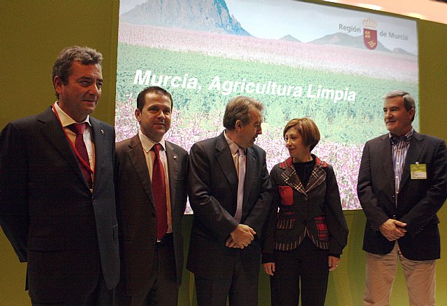 El consejero de Agricultura y Agua, Antonio Cerdá, con la ministra de Medio Ambiente y Medio Rural y Marino, Elena Espinosa, en el stand de la Región de Murcia en la feria hortofrutícola Fruit Attraction de Madrid, Foto 2
