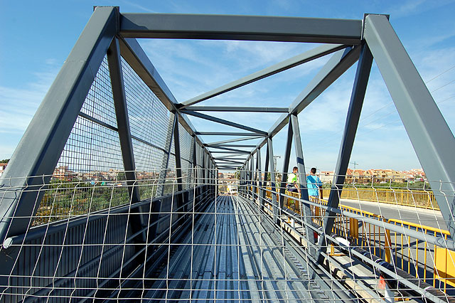 La pasarela peatonal panorámica sobre el puente del ferrocarril de la Avenida Alfonso X El Sabio ya está en Alguazas - 1, Foto 1
