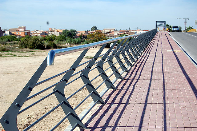 La pasarela peatonal panorámica sobre el puente del ferrocarril de la Avenida Alfonso X El Sabio ya está en Alguazas - 2, Foto 2