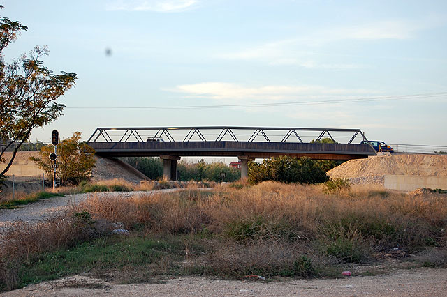 La pasarela peatonal panorámica sobre el puente del ferrocarril de la Avenida Alfonso X El Sabio ya está en Alguazas - 3, Foto 3