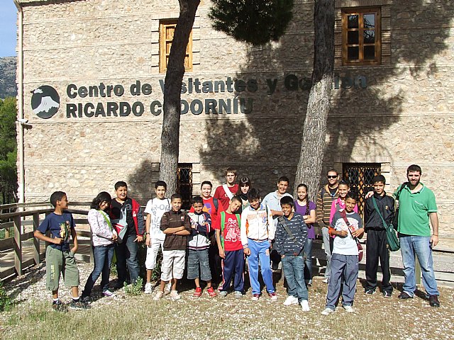 Los participantes del proyecto Integración socioeducativa de menores y jóvenes en situación o riesgo de exclusión social realizan una excursión a Sierra Espuña, Foto 1