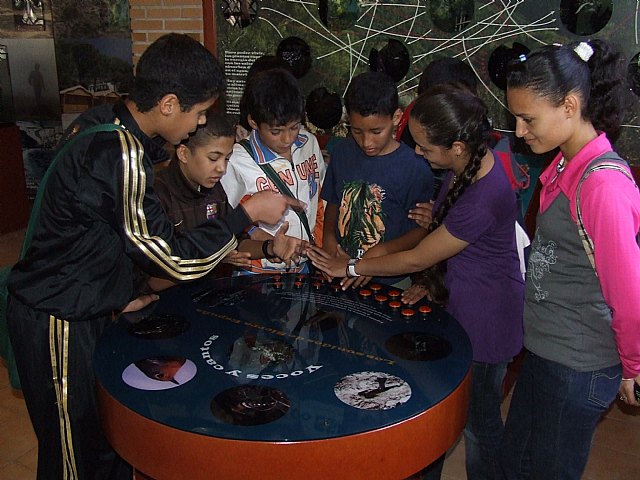 Los participantes del proyecto Integración socioeducativa de menores y jóvenes en situación o riesgo de exclusión social realizan una excursión a Sierra Espuña, Foto 2