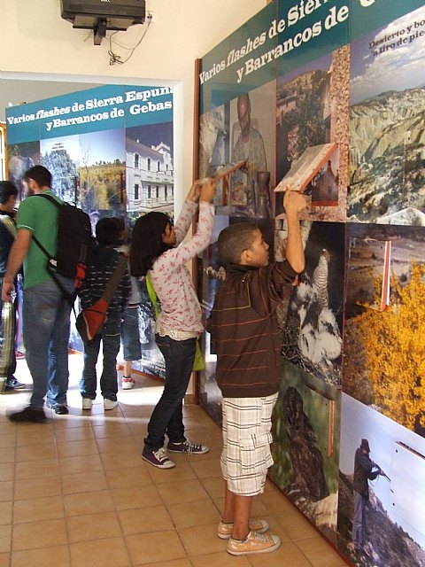 Los participantes del proyecto Integración socioeducativa de menores y jóvenes en situación o riesgo de exclusión social realizan una excursión a Sierra Espuña, Foto 3