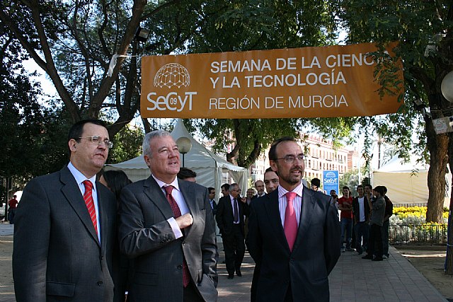 El jefe del Ejecutivo murciano anima a los jóvenes a descubrir y desarrollar la “innovación y creatividad” científica - 3, Foto 3