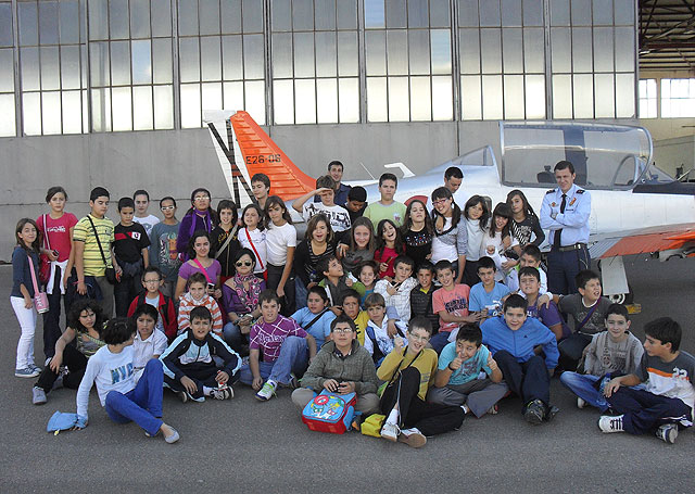 Cerca de 200 escolares de Puerto Lumbreras visitaron la Academia General del Aire de San Javier - 1, Foto 1